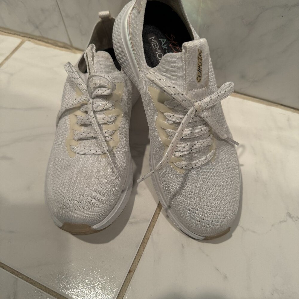 Skechers Air-Cooled Memory Foam White Stretch-Fit Sneakers, size 7.5